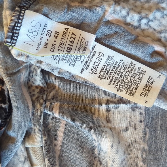 T-shirt in a stretchy material, snake-print black, off-white and orange - Picture 8 of 9